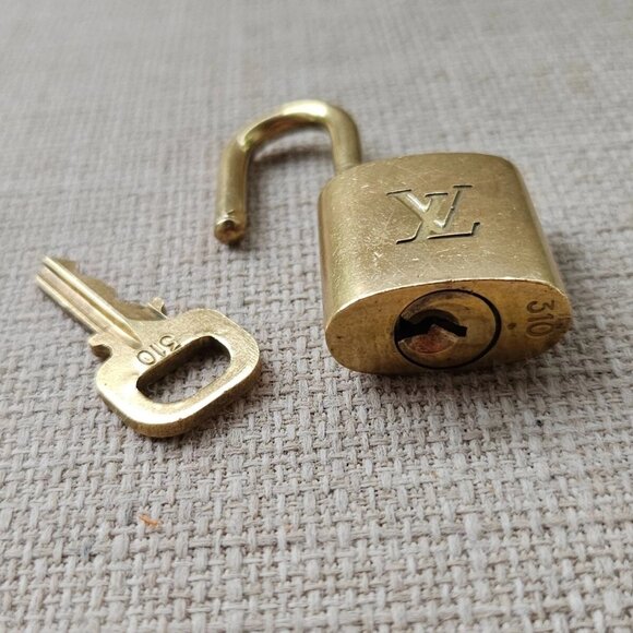 Louis Vuitton Paris Padlock Gold Tone Lock/Key 310 Made in France Authentic LV - Picture 3 of 13